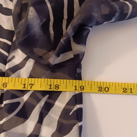 Chico's Black Label Size 0 Sm Navy/White Animal Print Sheer Top w/Zipper Detail - Picture 7 of 8